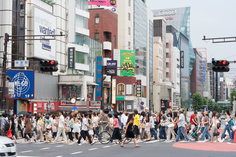 People street crossing in Tokyo's Shibuya